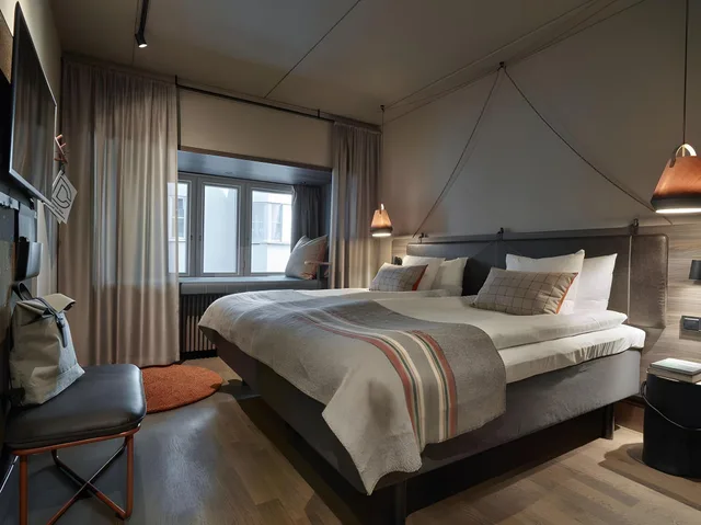 غرفة بسرير كينج وسرير بطابقين بحوض استحمام، Downtown Camper By Scandic 1/1