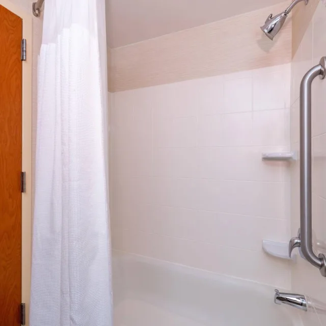جناح بسرير كينج مع أريكة بحوض استحمام لذوي الإعاقة، Fairfield Inn Suites By Marriott Greensboro Wendover 3/3