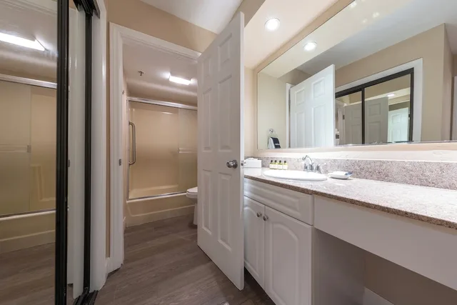 شقة سكنية بسرير كوين بغرفة نوم واحدة مع أريكة بمطبخ صغير، Southern California Beach Club 6/6