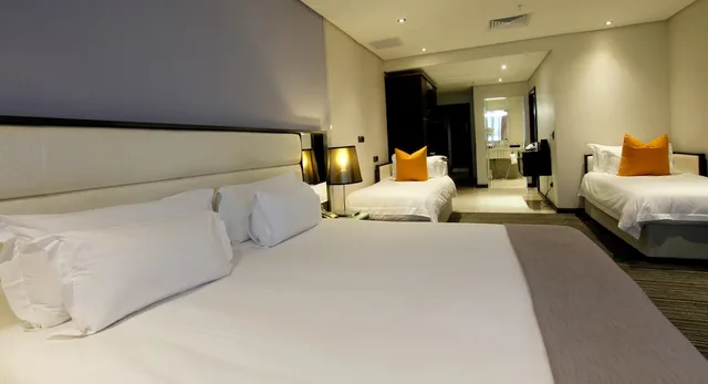 غرفة عائلية رباعية بسرير كينج وسريرين منفصلين بحوض استحمام، Coastlands Umhlanga Hotel 2/5