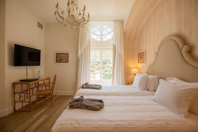 غرفة بسرير مزدوج بإطلالة على الحديقة، Estoril Vintage Hotel 1/4