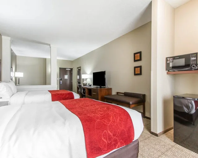 غرفة بسريرين كوين مع أريكة، Comfort Suites West Omaha, NE 3/10
