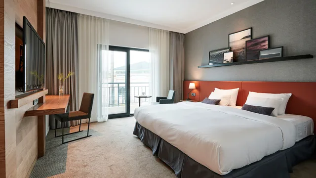 Deluxe, Double Bed, Pool Access، The Suites Hotel Jeju 3/5