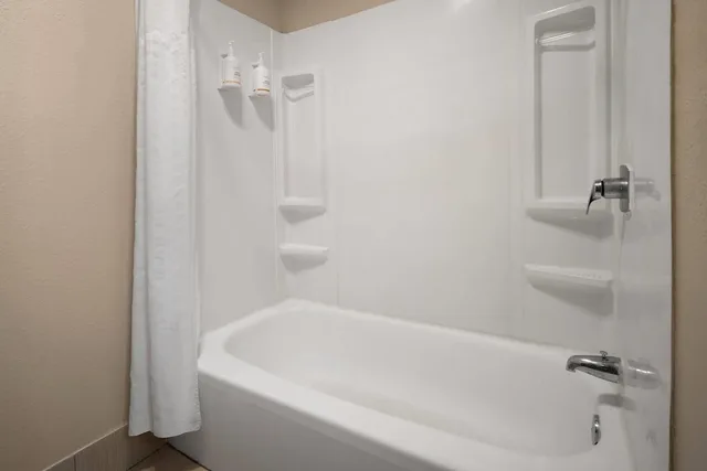 غرفة بزنس بسرير كينج، Baymont By Wyndham Waukesha 7/7
