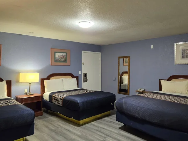 Suite, 3 Queen Beds, Rodeway Inn & Suites Blythe I-10, CA 2/10