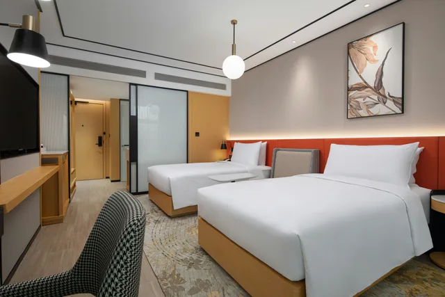 Guest Room, Twin Beds, High Floor, Hilton Garden Inn Beijing Huaxiang Tiantan Hospital 2/4