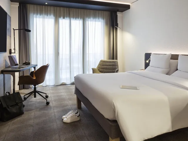 غرفة بزنس بسرير كوين، NOVOTEL LAUSANNE BUSSIGNY 1/3