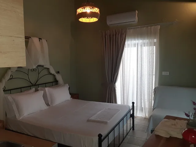 غرفة سوبيريور ثلاثية بسرير كوين مع أريكة، Paraskevi's Luxury Studios 3/4