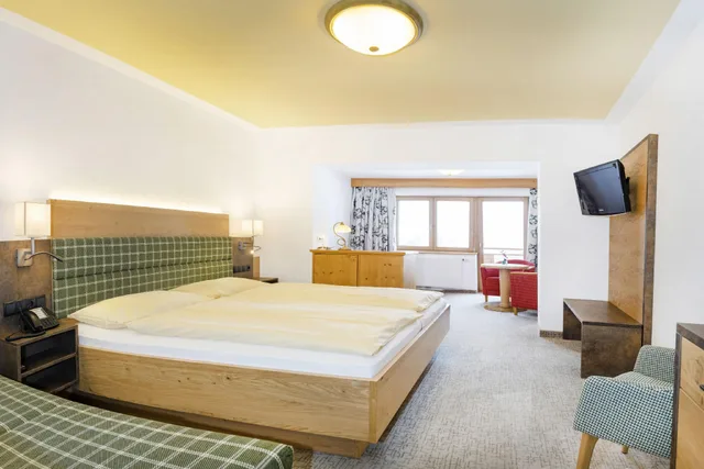 غرفة ديلوكس بسرير مزدوج بإطلالة على الجبل بشرفة، Hotel Tirolerhof 1/1