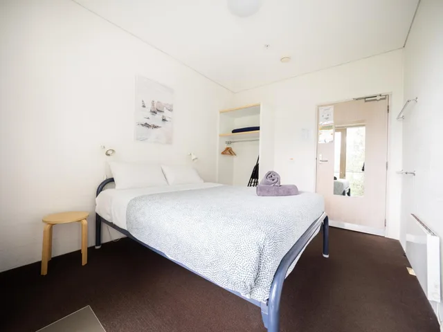 غرفة بسرير كوين بحمام مشترك، YHA Apollo Bay Eco 1/2