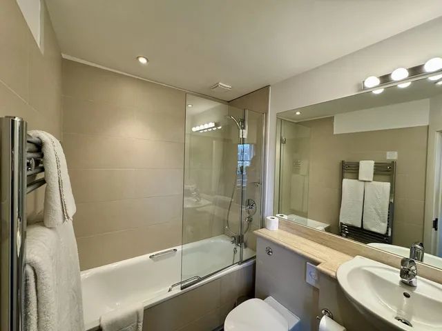 غرفة ديلوكس بسريرين منفصلين وسرير كينج، The Windermere Hotel 6/10