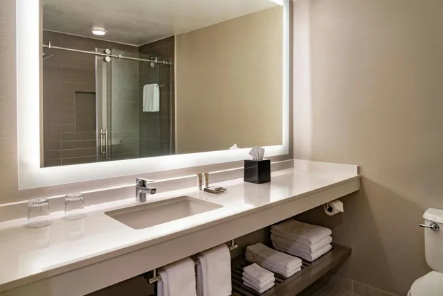 غرفة قياسية بسرير كينج مع أريكة لذوي الإعاقة، Fort Lauderdale Marriott Coral Springs Hotel & Convention Center 3/7