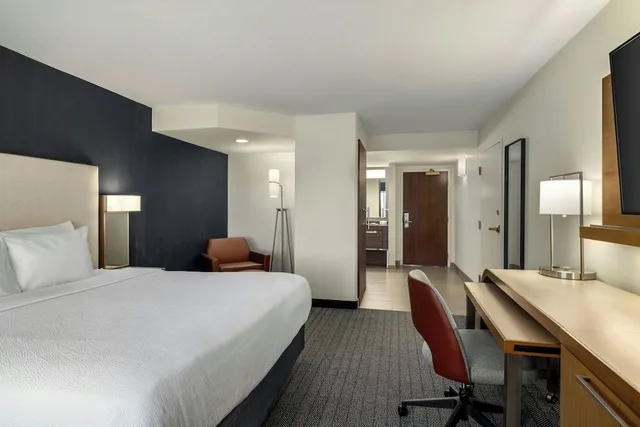 غرفة بسرير كينج، Courtyard by Marriott Richmond Chester 3/10