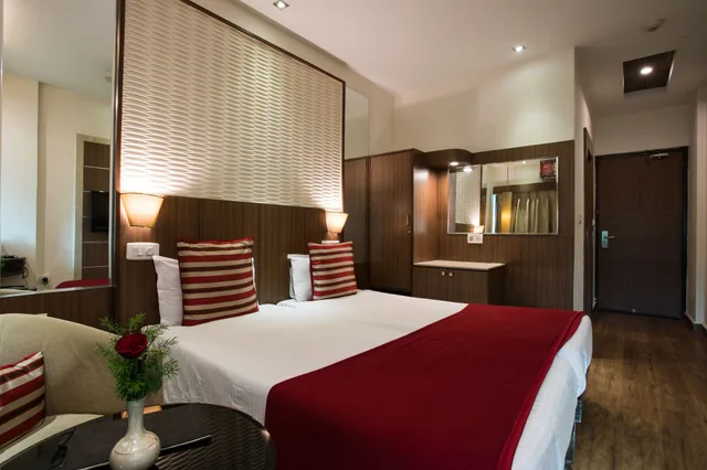غرفة ديلوكس بسرير مزدوج، HOTEL SURYA ROYAL 1/2