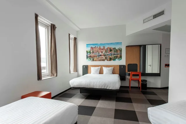 غرفة عائلية رباعية بسرير مزدوج وسريرين منفصلين، easyHotel Amsterdam Arena Boulevard 3/10
