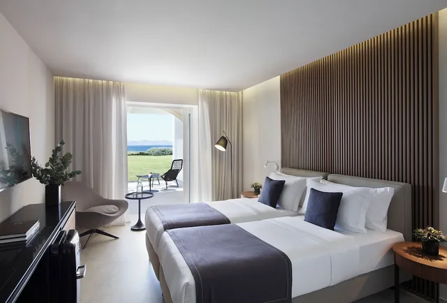 جناح فاخر بسرير كينج وسريرين منفصلين بغرفتي نوم، Neptune Luxury Resort 2/5