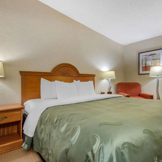 جناح بسرير كينج مع أريكة، Quality Inn & Suites Mansfield 2/5