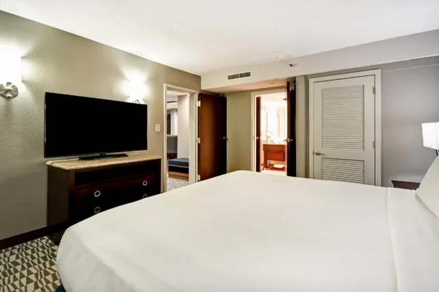 جناح رئاسي بسرير كينج بحوض جاكوزي، DoubleTree by Hilton Augusta 2/4