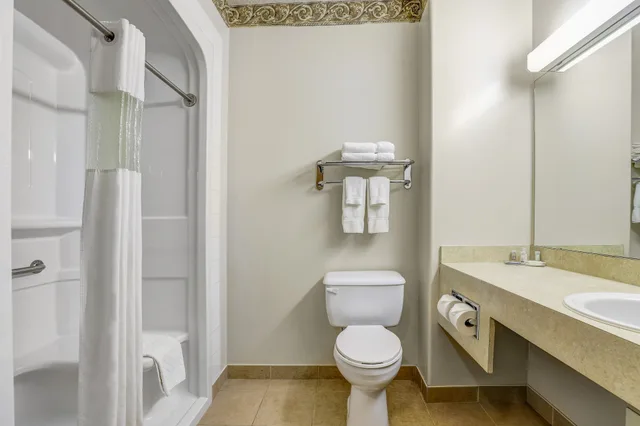 غرفة بسرير كوين مع أريكة لذوي الإعاقة، Days Inn Red Deer 2/5