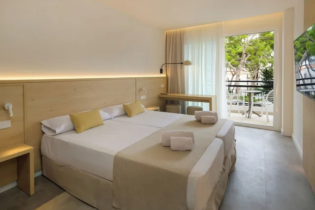 غرفة بسريرين منفصلين بإطلالة على البحر بشرفة، Cala Ferrera Hotel 7/10
