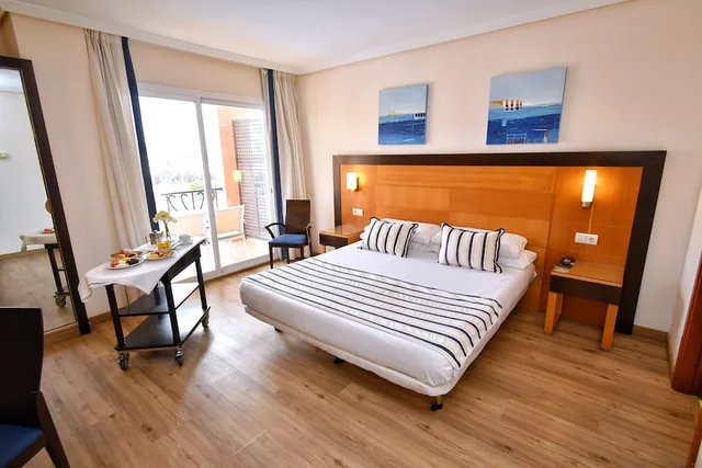غرفة رومانسية ديلوكس بسريرين منفصلين بشرفة، Hotel Bonalba Alicante 1/7