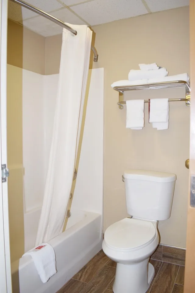 Standard, Queen Bed, Econo Lodge Shelbyville KY 3/4