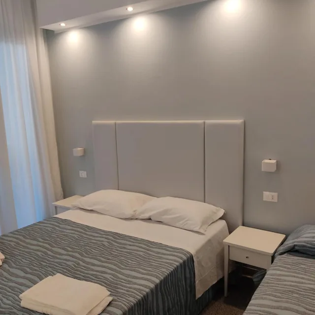غرفة ثلاثية، Hotel Caravel 2/3