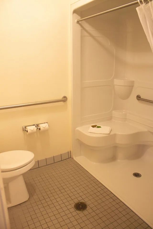 غرفة بسرير كينج لذوي الإعاقة، The Inn at Lander, Travelodge by Wyndham 2/4