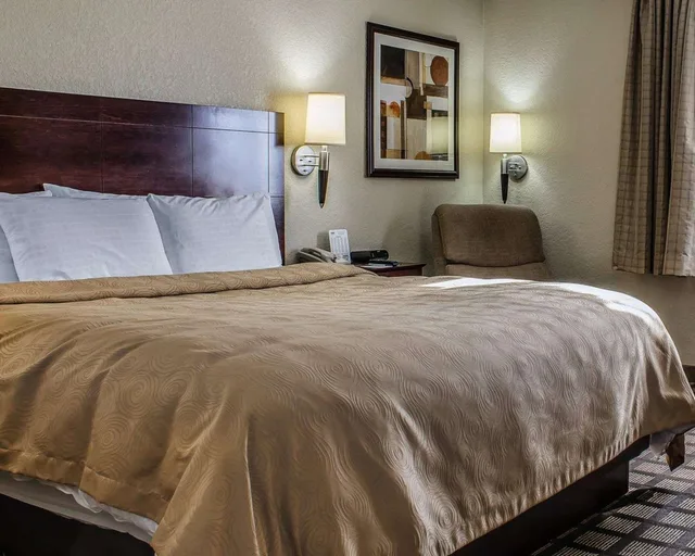 Efficiency, King Bed, Accessible، MainStay Suites Coralville - Iowa City 2/8