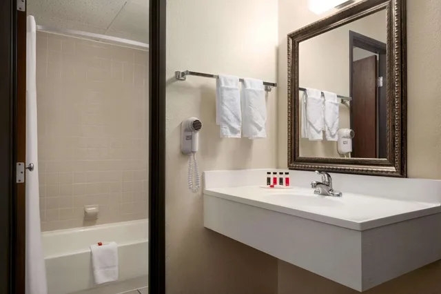 غرفة قياسية بسرير كوين، Days Inn by Wyndham Fort Collins 6/6