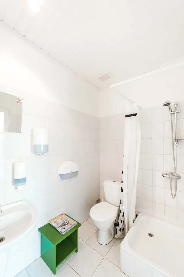 غرفة رباعية بسرير مزدوج بحمام خاص، Downtown Forest Hostel & Camping 1/6