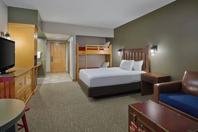 Deluxe, Suite, 1 Queen and 1 Bunk Bed, Bunk Bed, Sofa, Great Wolf Lodge Bloomington 1/4