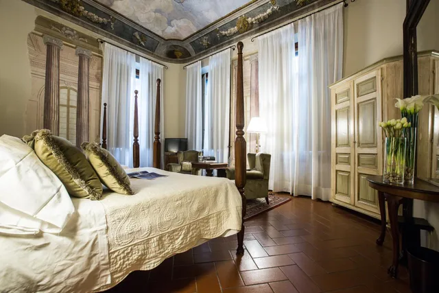 جناح جونيور، Hotel Burchianti 1/10