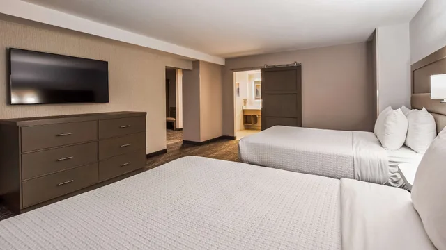 غرفة قياسية بسريرين كوين، Best Western Plus Sparks-Reno Hotel 2/8