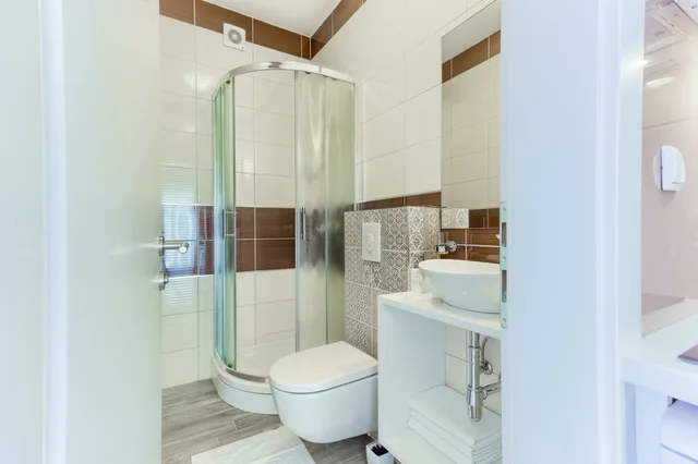 استوديو كومفورت بسرير كوين وسرير فردي بإطلالة على الحديقة بشرفة، Stipe Aparthotel 3/3