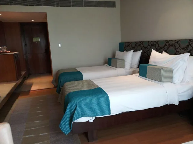 غرفة ديلوكس بسريرين منفصلين بإطلالة على المسبح، Taj Surajkund Resort & Spa, Delhi NCR 1/1