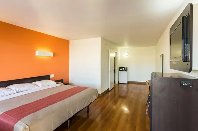 1 King Bed Mobility Accessible Tub, Nsmk، Motel6 Wichita Falls, TX - North 5/10