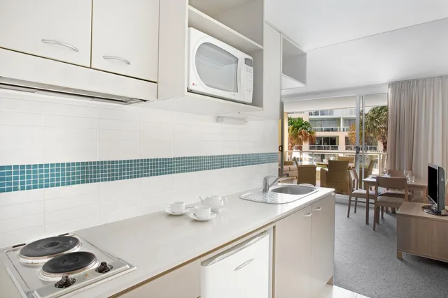 1 Bedroom, Spa, Suite, Queen Bed, Town View, Sofa، Mantra Ettalong Beach 8/8
