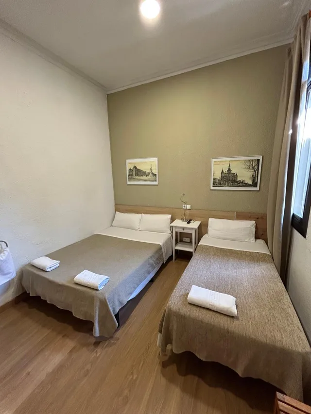 غرفة أساسية ثلاثية بسرير مزدوج وسرير فردي بحمام مشترك، Hostal Delfos 10/10