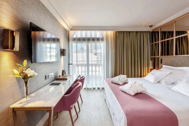 غرفة بريميوم عائلية بسرير كينج وسريرين منفصلين، Barcelo Emperatriz 5/10