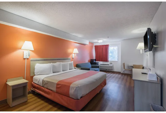 غرفة رباعية بسريرين كوين للمدخنين، Motel6 Lawrence, KS 1/3