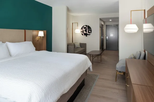 غرفة قياسية بسرير كينج مع أريكة، Holiday Inn Rock Hill 2/7