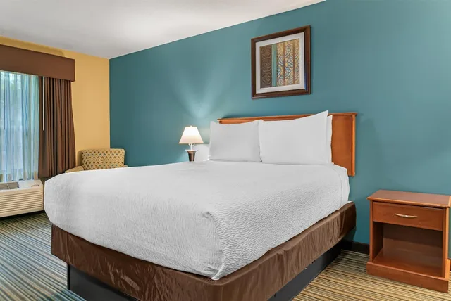 غرفة قياسية بسرير كوين، Best Western Plus Traverse City 1/10