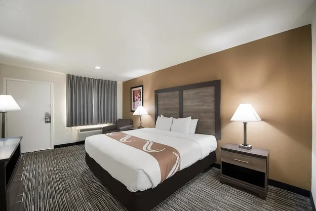 غرفة بسرير كينج للمدخنين، Quality Inn Suites Lufkin 2/5