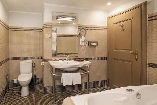 Suite, 2 King Beds, Iron Gate Hotel And Suites 9/10