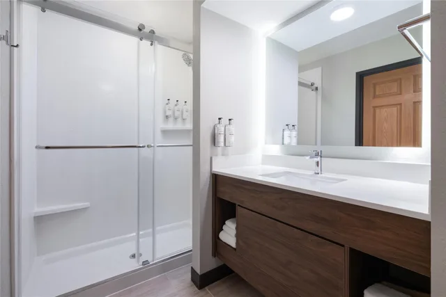 جناح بسرير كينج بغرفتين مع أريكة بمطبخ صغير بحوض استحمام، Best Western Premier Bridgewood Resort Hotel 5/6