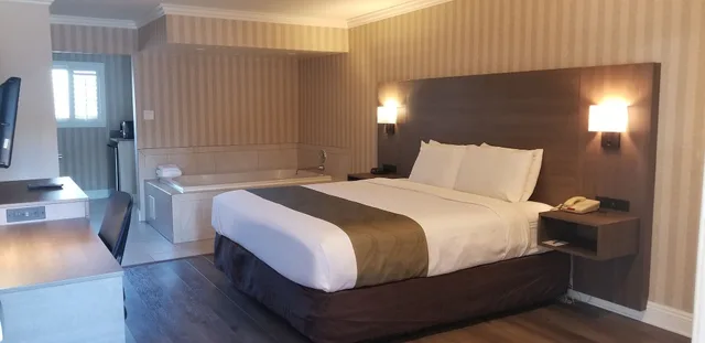 Deluxe, King Bed, Hot Tub, Quality Inn Suites Anaheim Maingate 1/5