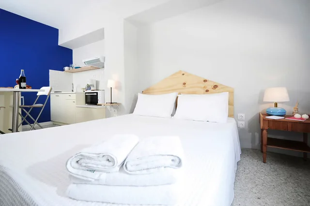 Blue, City, Studio, Queen Bed، Live In Athens Short Stay Apartments 4/10