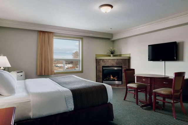 Room, King Bed, Smoking, Quality Inn & Suites Whitecourt 2/4