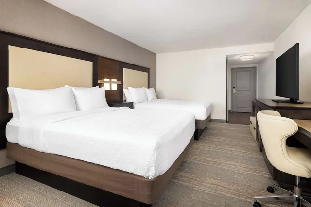 غرفة بسريرين كوين بإطلالة على النهر بشرفة، Hampton Inn & Suites Napa 1/10